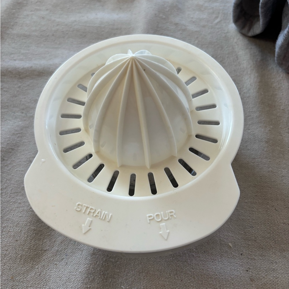 The Pampered Chef White Citrus Juicer